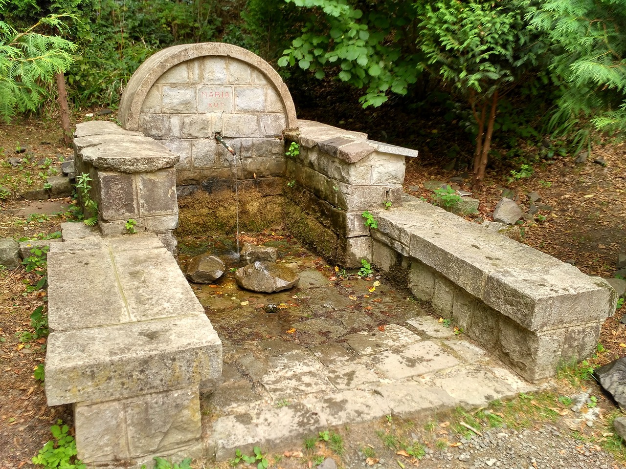 Wasserbrunnen aus Stein